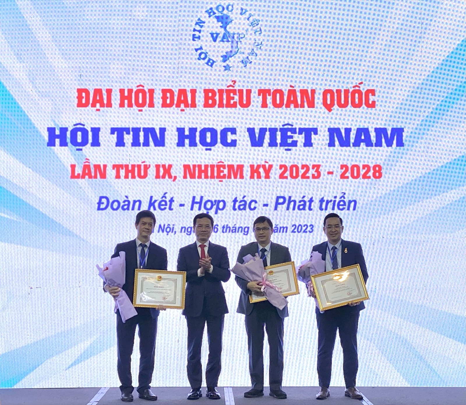 BỘ TRƯỞNG BỘ THÔNG TIN TRUYỀN THÔNG TẶNG BẰNG KHEN CÔNG TY MÁY TÍNH THÁNH GIÓNG