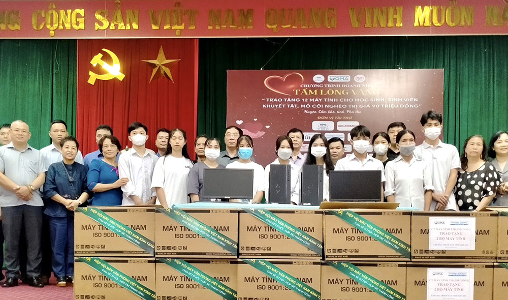 CHƯƠNG TRÌNH TỪ THIỆN "DOANH NHÂN TẤM LÒNG VÀNG" - TẶNG 12 MÁY TÍNH CHO HỌC SINH, SINH VIÊN KHUYẾT TẬT, MỒ CÔI
